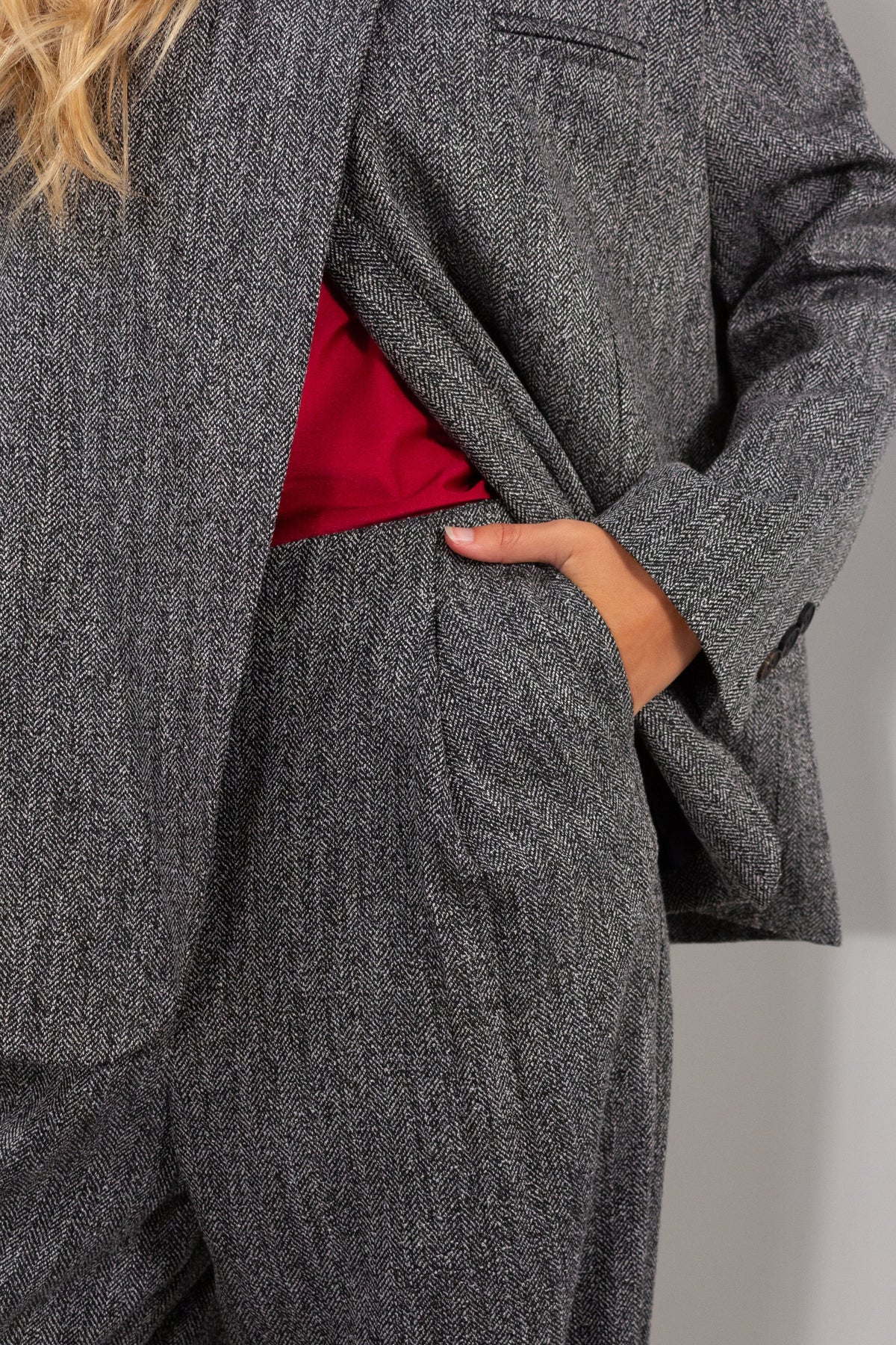 Completo giacca pantalone ovetto spigato grigio antracite dettaglio giacca aperta con fodera bordeaux e tasca a patta