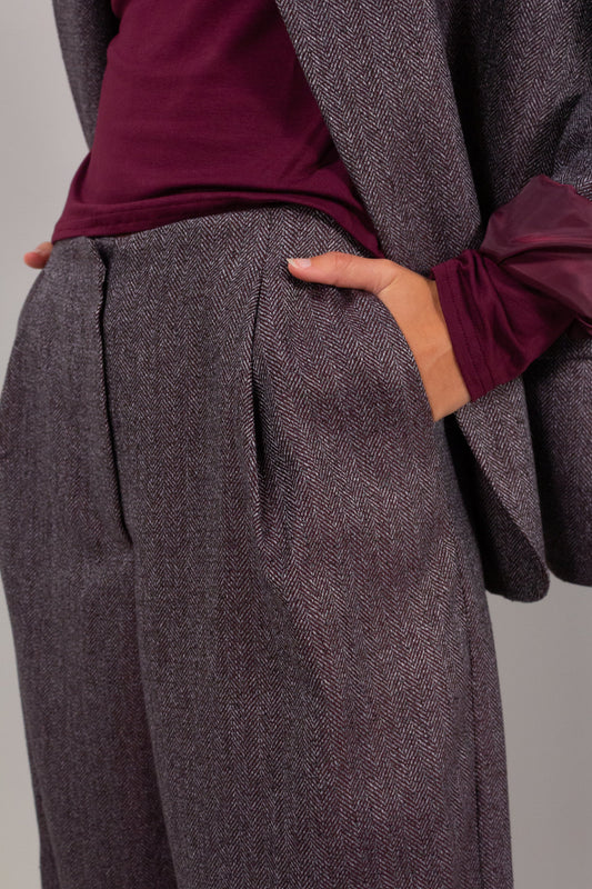 Completo giacca pantalone ovetto spigato grigio antracite vista frontale total look con maglia bordeaux e slingback neri