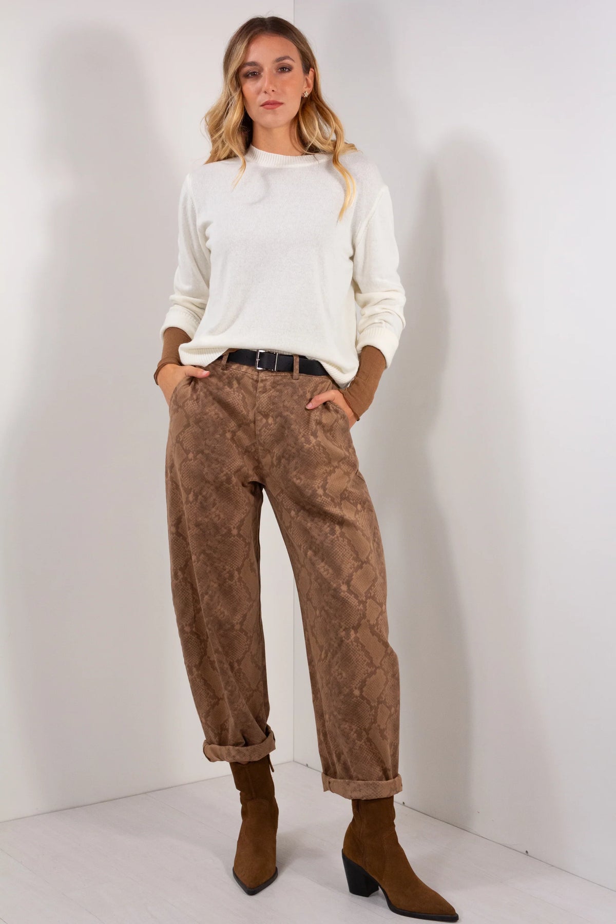 Pantalone ovetto fantasia pitonata marrone camel vista frontale intera con maglia girocollo panna e stivaletti marroni