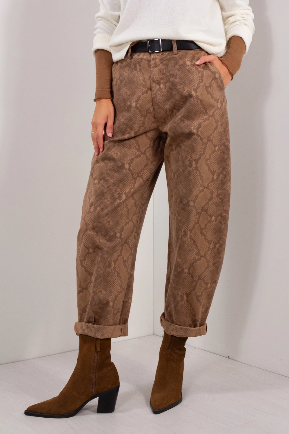 Pantalone ovetto fantasia pitonata marrone camel dettaglio vita alta con cintura nera e risvolto al fondo