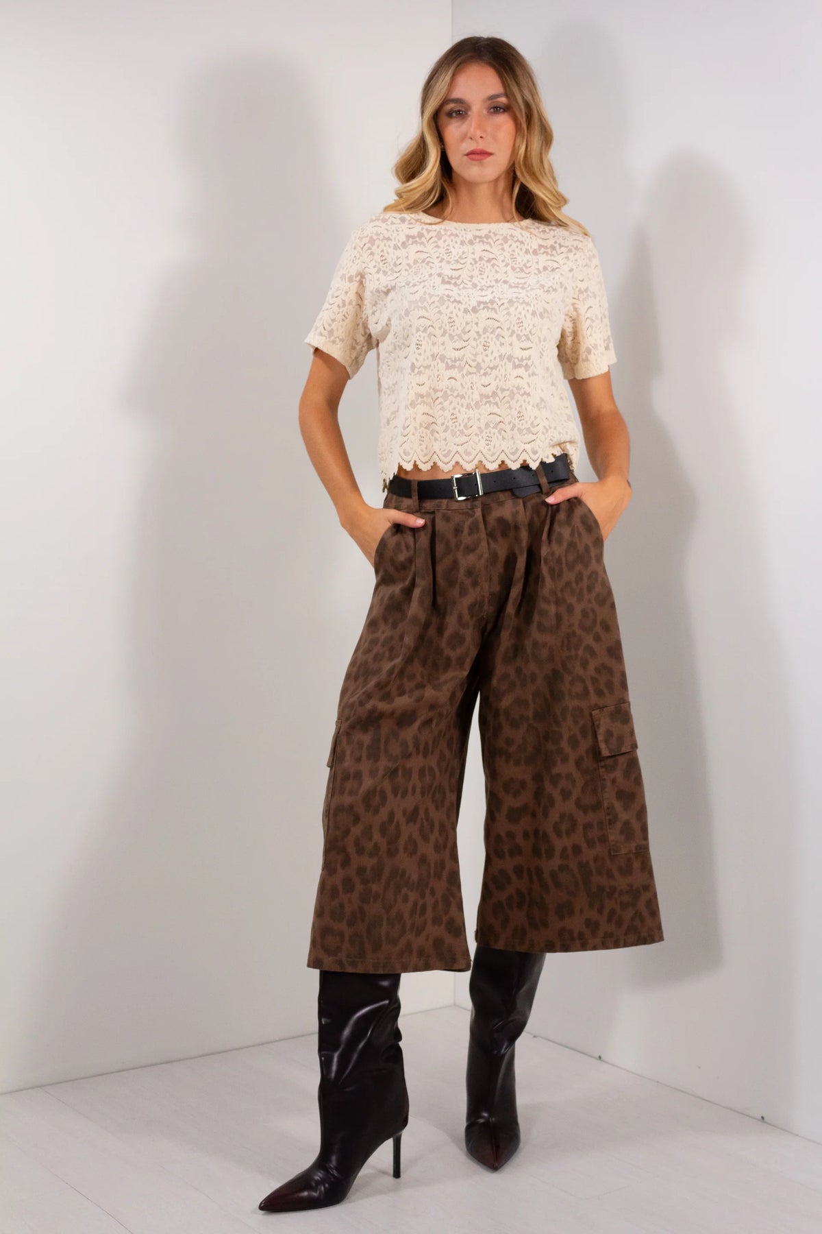 Bermuda relax maculato leopardato marrone khaki vista frontale con top pizzo panna e stivali neri tacco