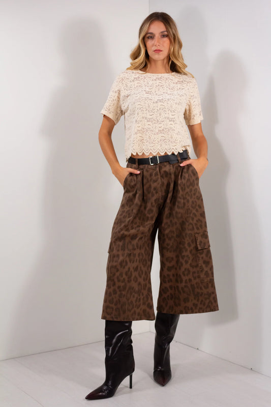 Bermuda relax maculato leopardato marrone khaki vista frontale con top pizzo panna e stivali neri tacco
