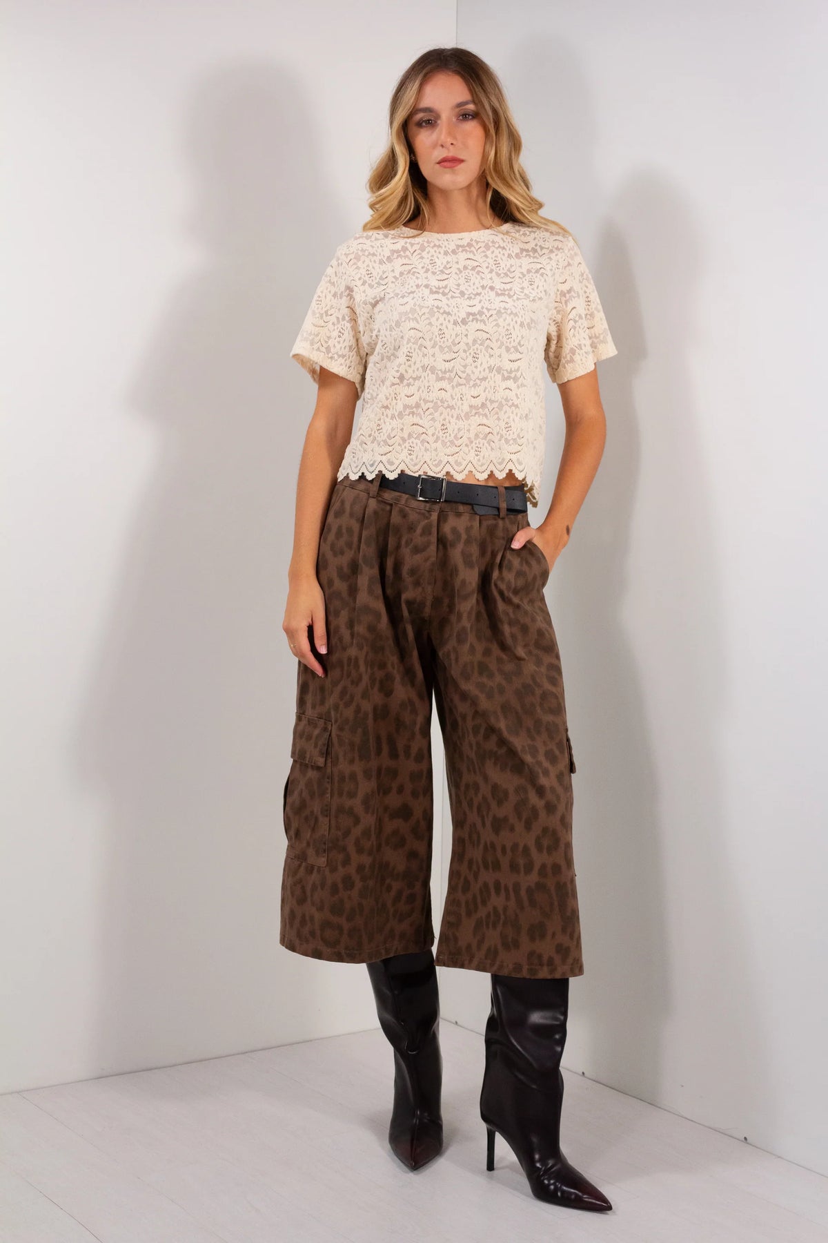 Bermuda relax maculato leopardato marrone khaki vista frontale intera con t-shirt pizzo panna e cintura nera