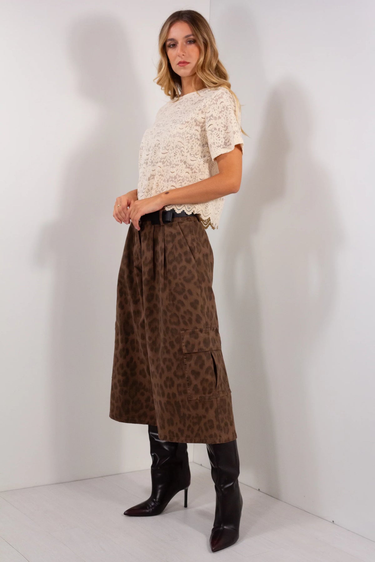 Bermuda relax maculato leopardato marrone khaki vista laterale con tasche cargo e top pizzo panna e stivali neri