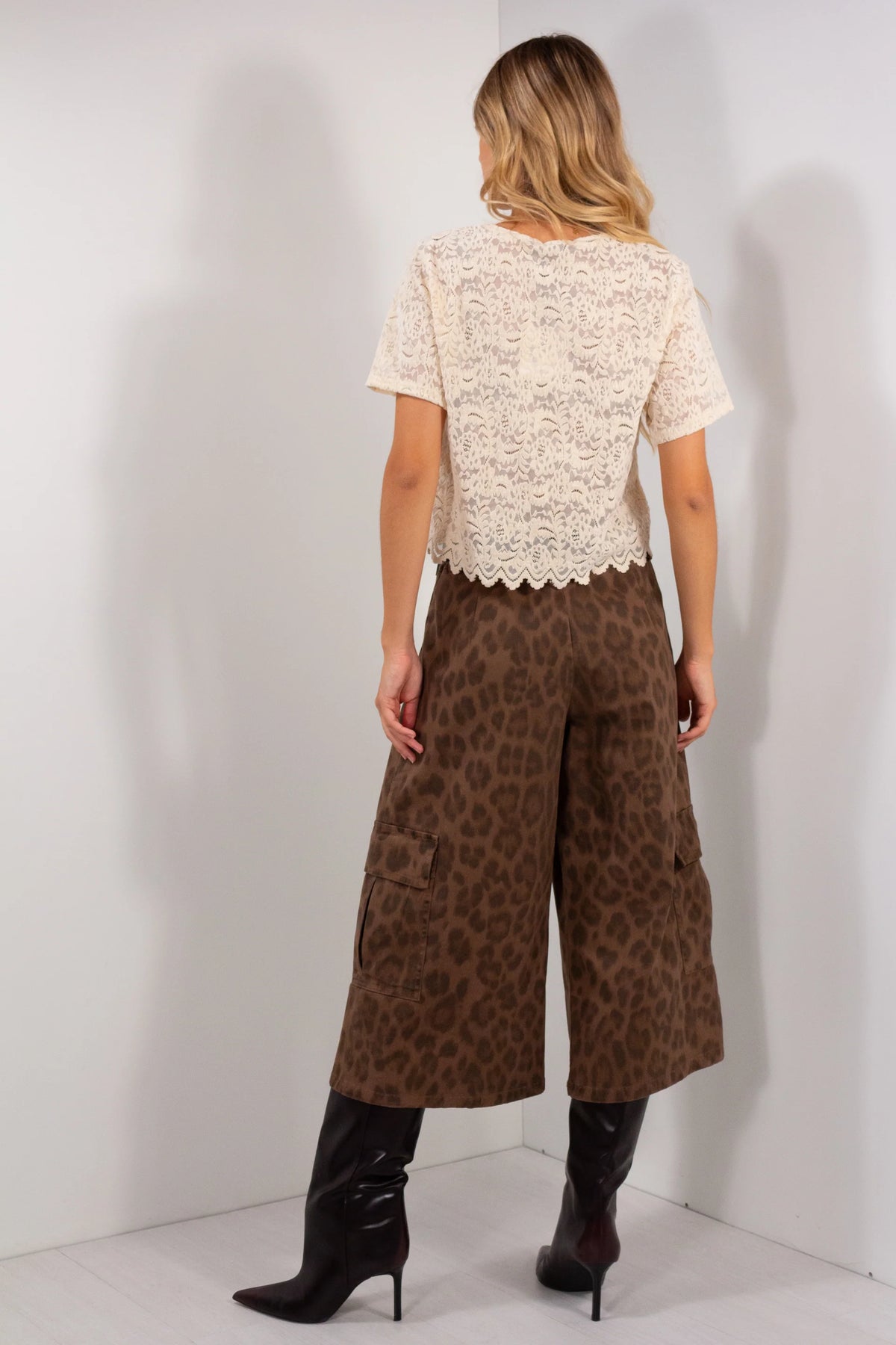 Bermuda relax maculato leopardato marrone khaki vista posteriore con tasche cargo laterali e t-shirt pizzo panna