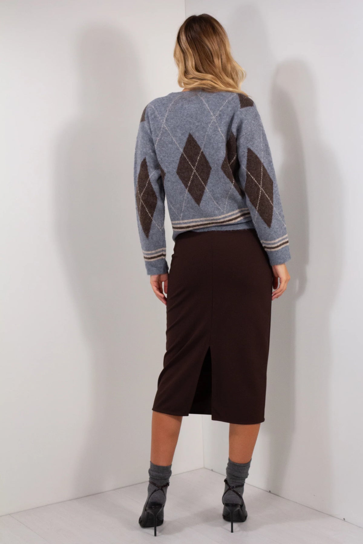 Gonna tubino spacco marrone cioccolato vista posteriore con spacco e maglione argyle grigio blu