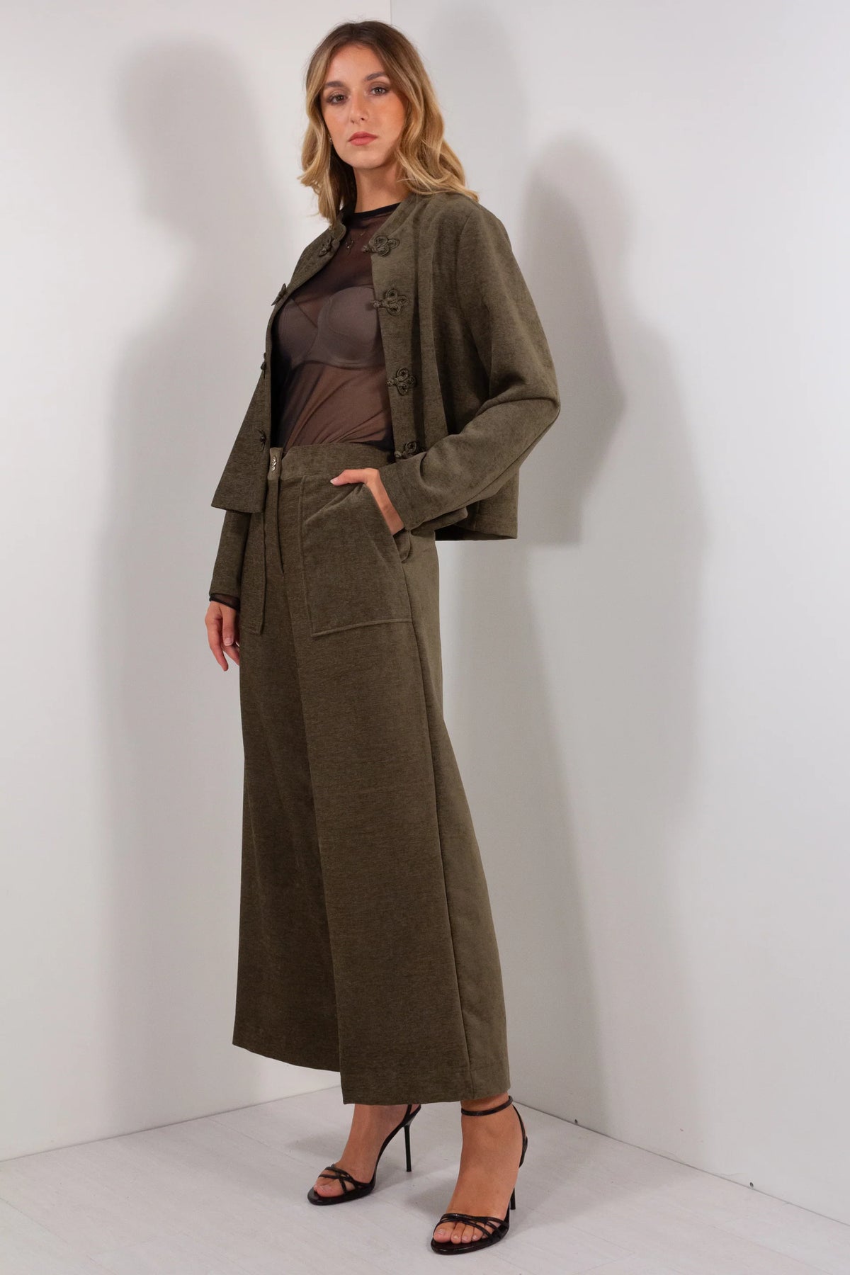 Pantalone ampio velluto verde militare wide leg vista laterale tre quarti con blazer coordinato bottoni dorati