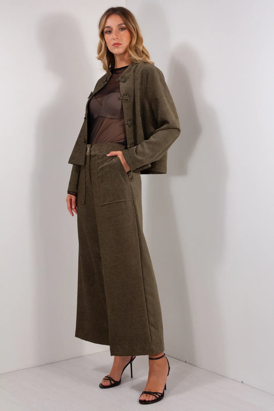 Pantalone ampio velluto verde militare wide leg vista laterale tre quarti con blazer coordinato bottoni dorati