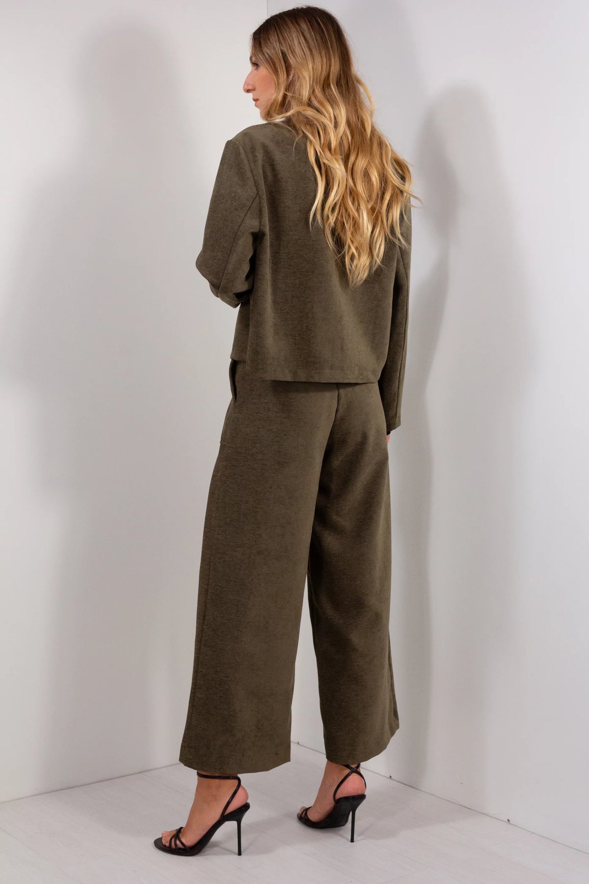 Pantalone ampio velluto verde militare wide leg vista posteriore con blazer coordinato e sandali neri