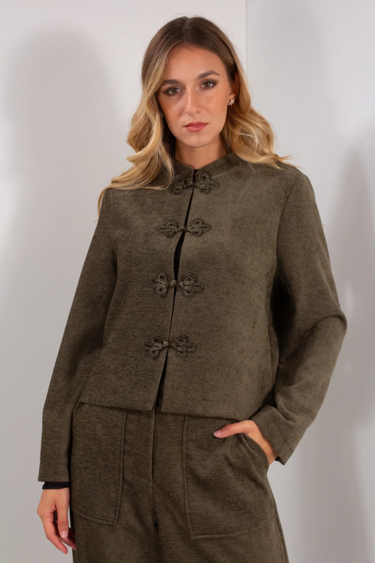 Giacca alamari velluto verde militare crop dettaglio busto con colletto coreana e alamari intrecciati bronzo