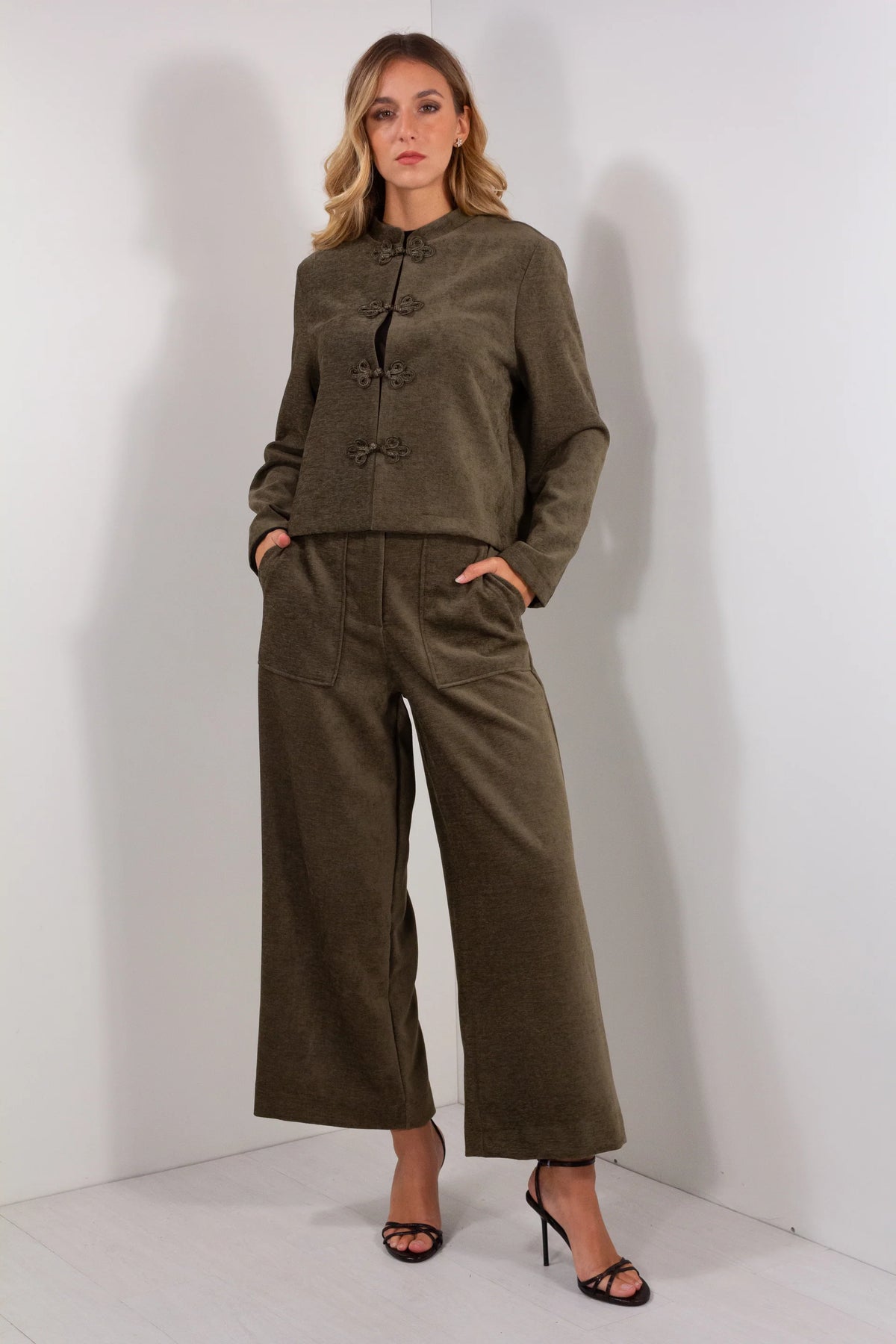 Giacca alamari velluto verde militare crop vista frontale intera con pantalone coordinato e sandali neri