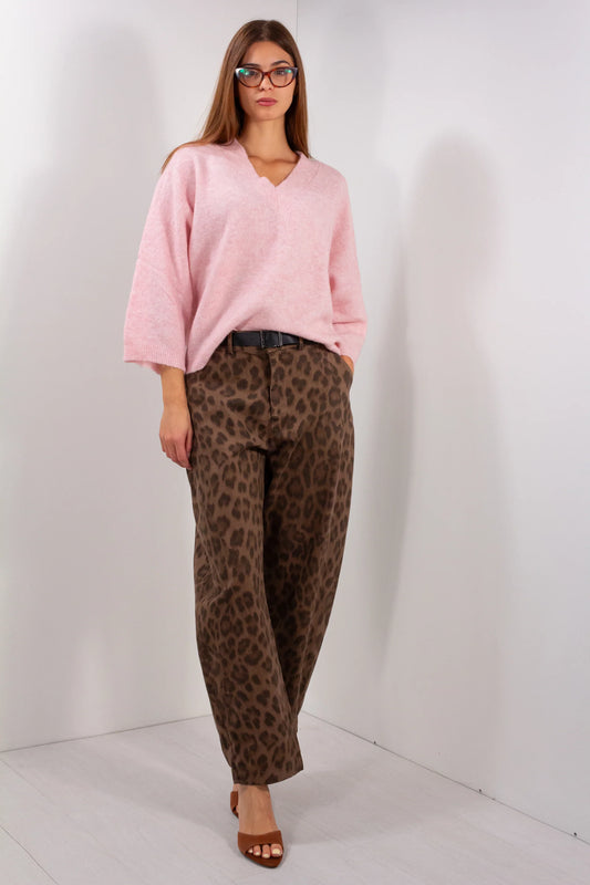 Pantalone ovetto maculato Duda marrone indossato con maglia rosa, vista intera