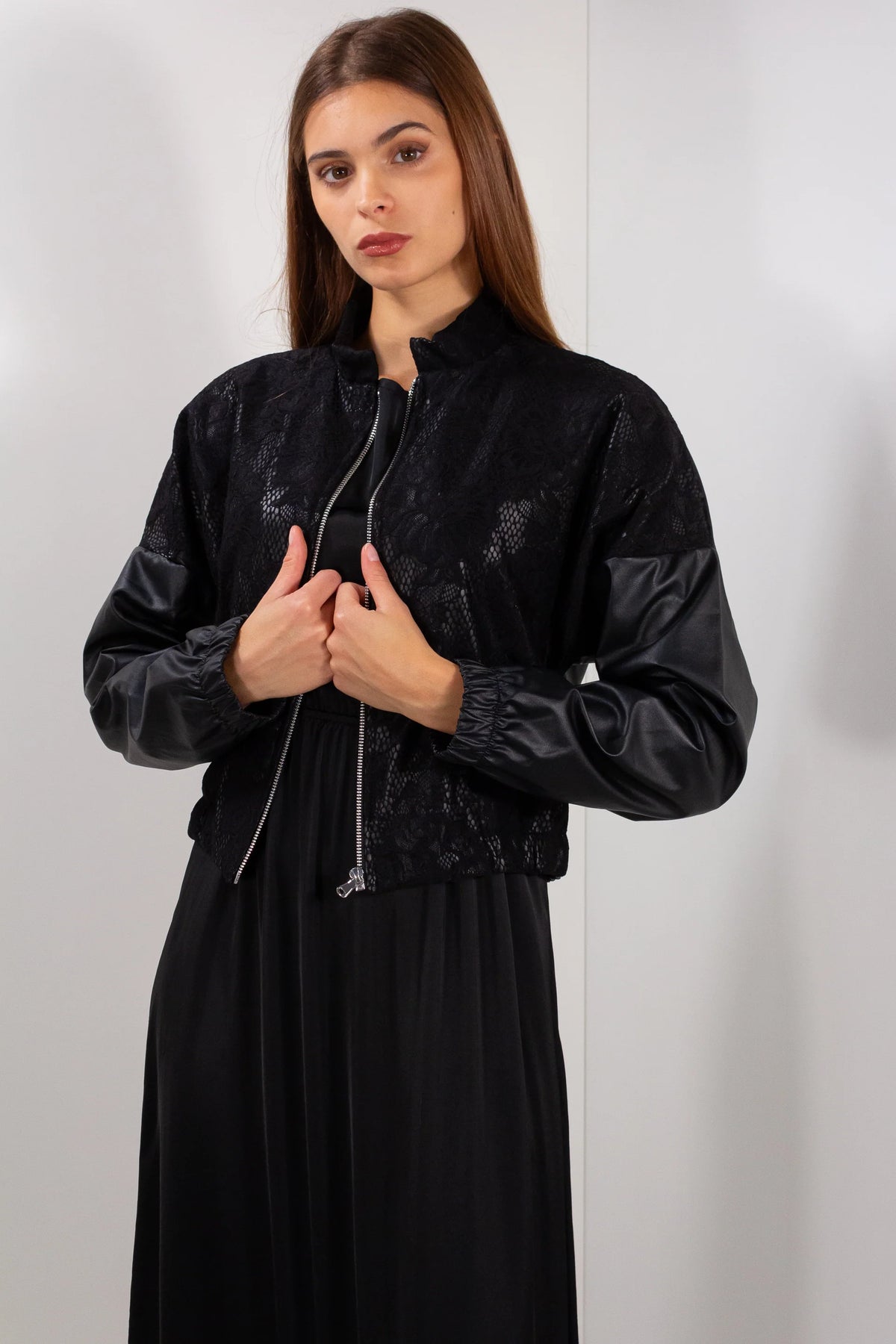 Bomber ecopelle e pizzo Duda nero con maniche lunghe e polsini elasticizzati, vista frontale aperta