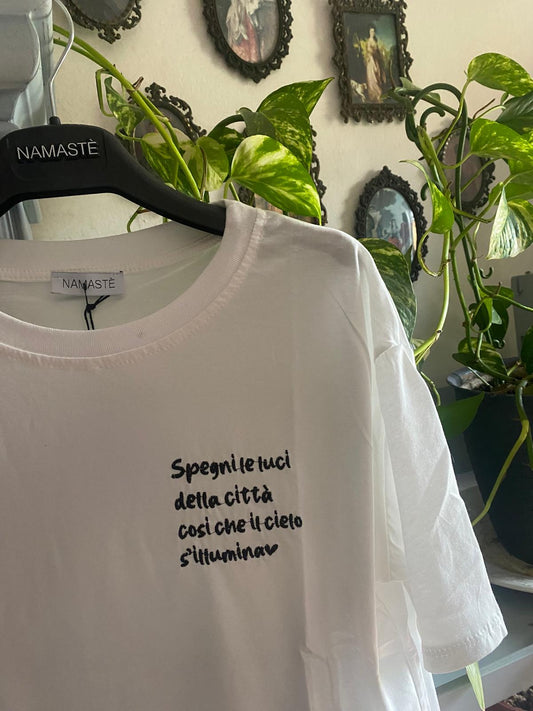 T-shirt donna cotone stampa spegni le luci della città – Poetica Fashion