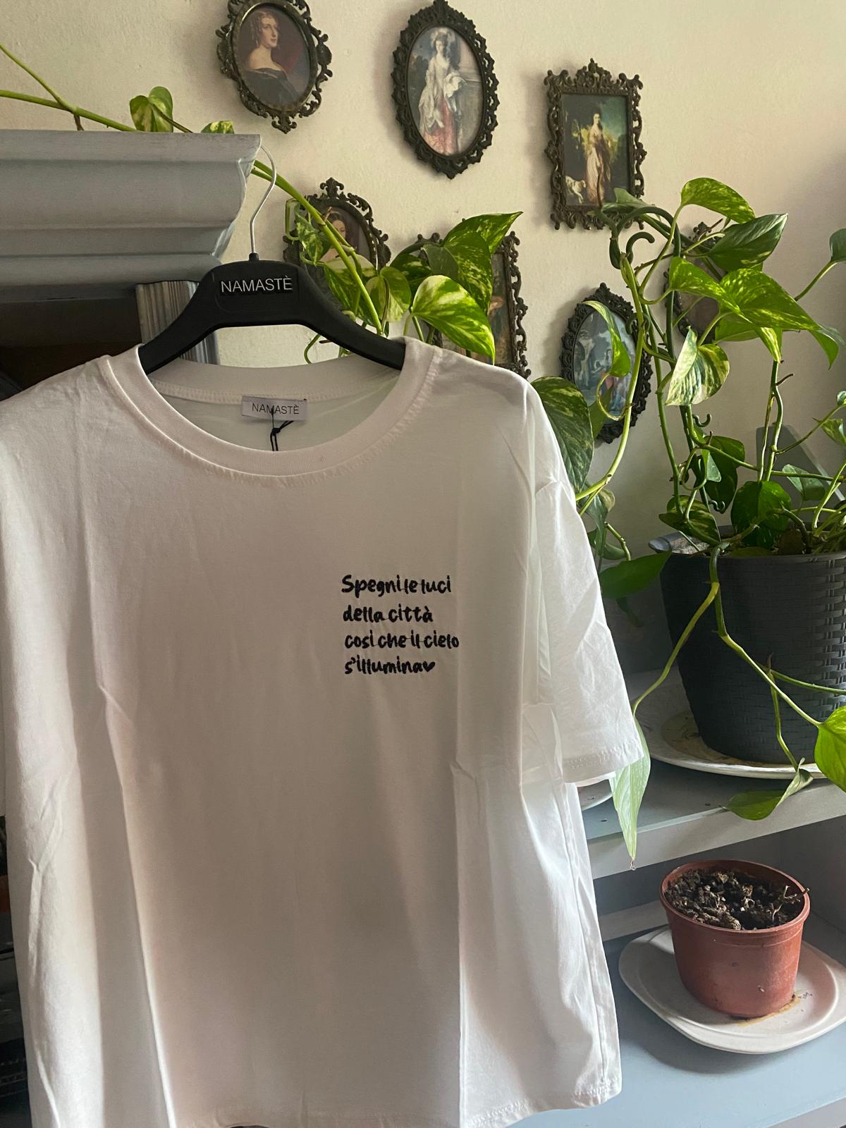 T-shirt donna cotone stampa spegni le luci della città – Poetica Fashion