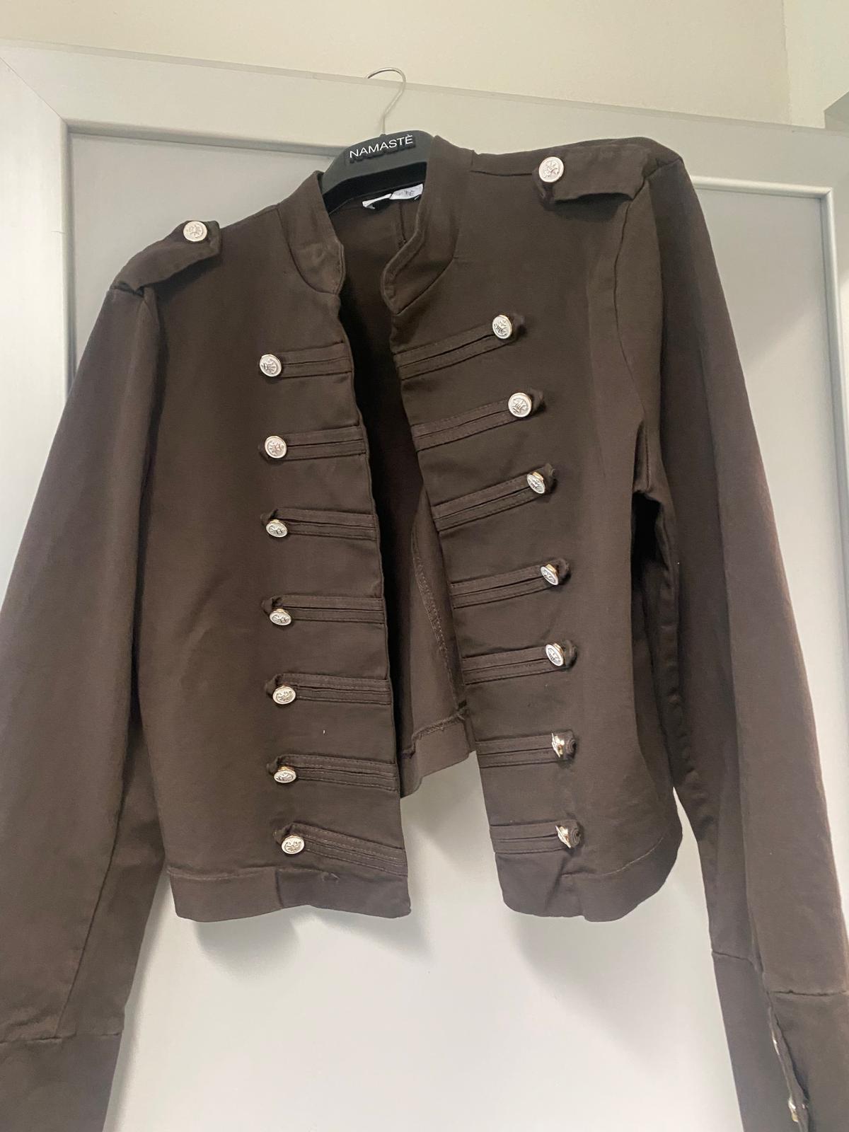Giacca militare donna bottoni argentati taglio cropped marrone tabacco – Poetica Fashion