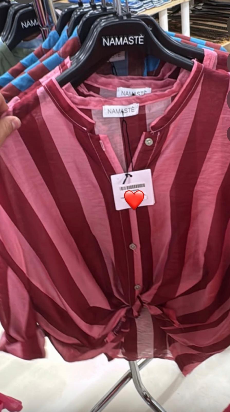 Camicia Namaste a righe verticali bordeaux e rosa con collo alla coreana, bottoni e nodo frontale – stile chic estivo donna