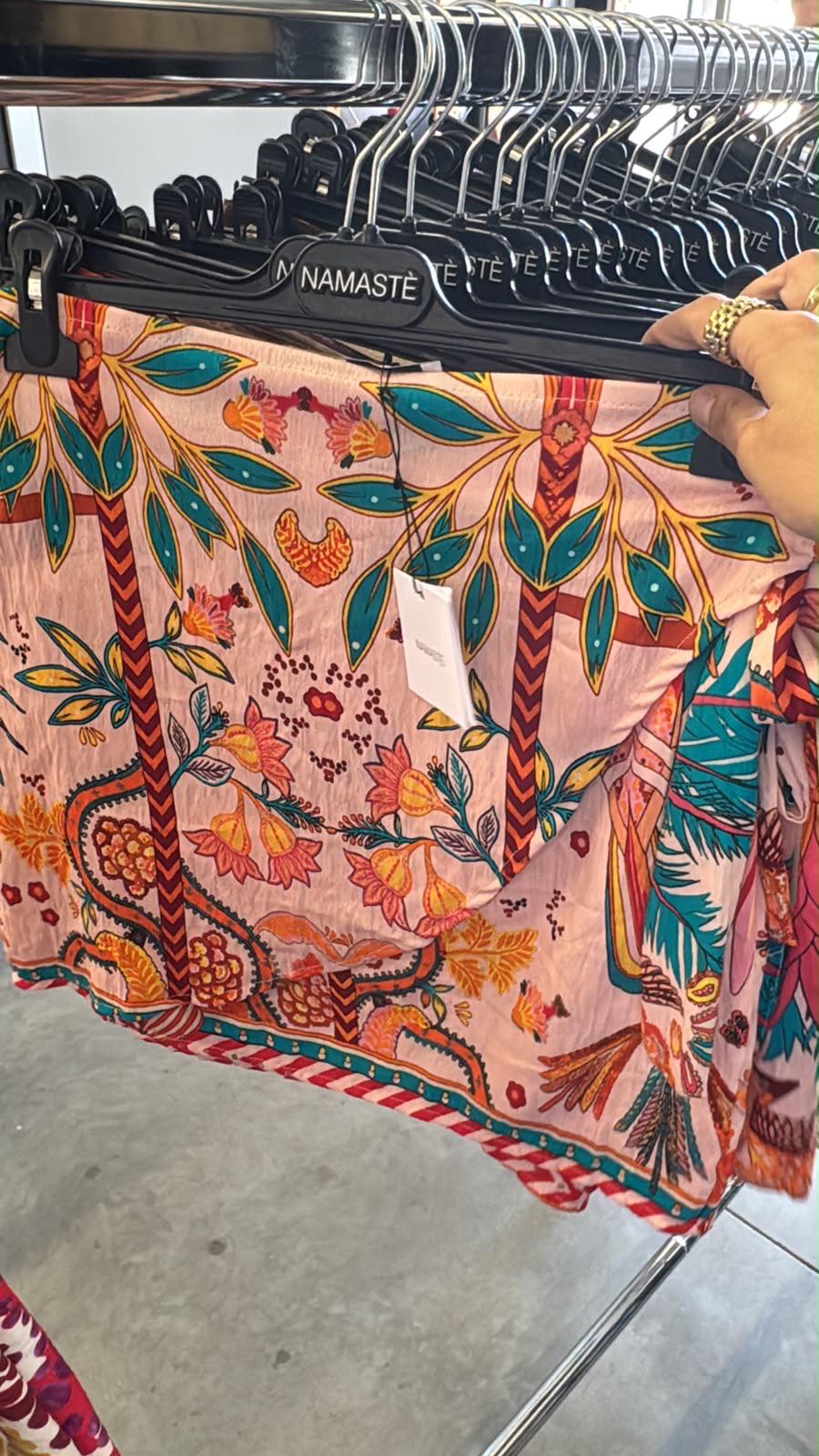 Pareo mini Namaste fantasia tropicale rosa con fiori, foglie di palma e uccelli esotici multicolore su fondo rosa cipria
