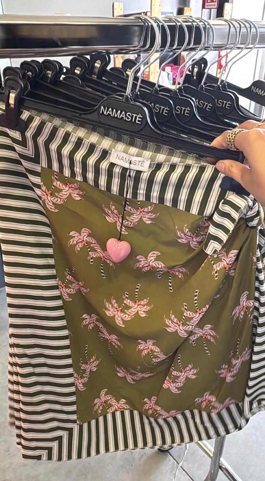 Pareo mini Namaste verde militare con stampa palme rosa e bordi a righe bianche e nere, dettaglio cuore rosa applicato