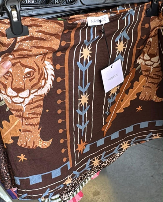 Mini pareo Namastè con stampa tigre su fondo marrone cioccolato, motivi etnici boho in arancio, ocra e azzurro
