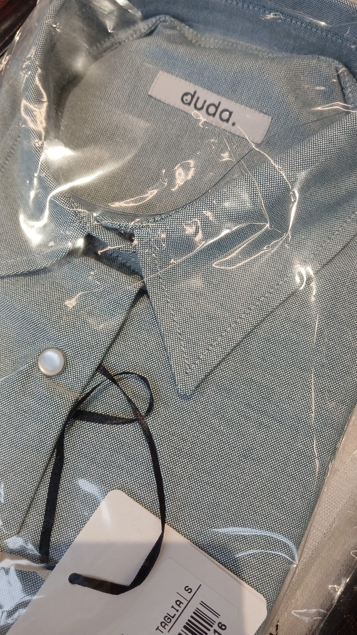 Dettaglio del colletto e del tessuto Oxford della camicia Giuly Duda