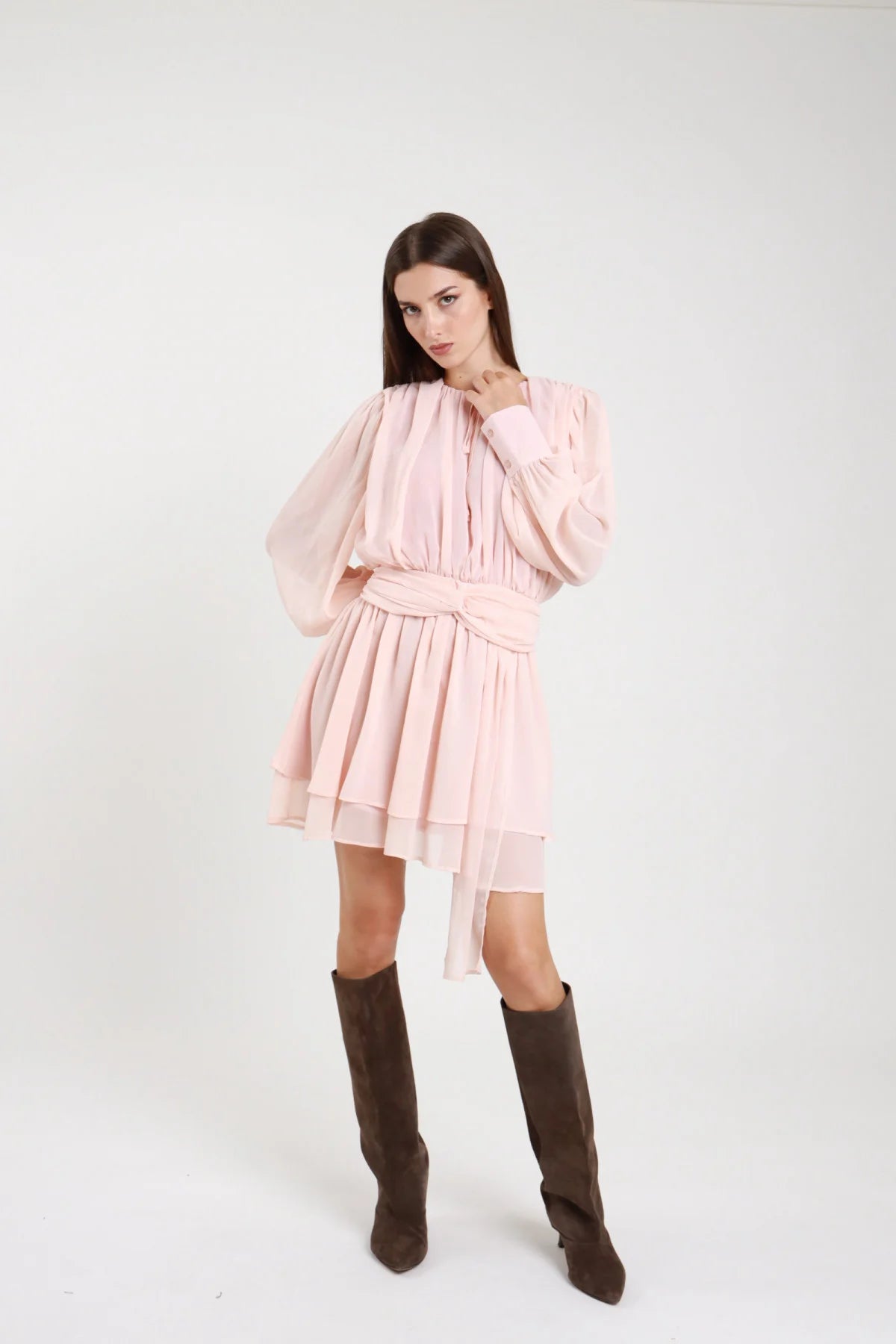 Mini abito chiffon rosa cipria maniche palloncino con laccio - vista frontale
