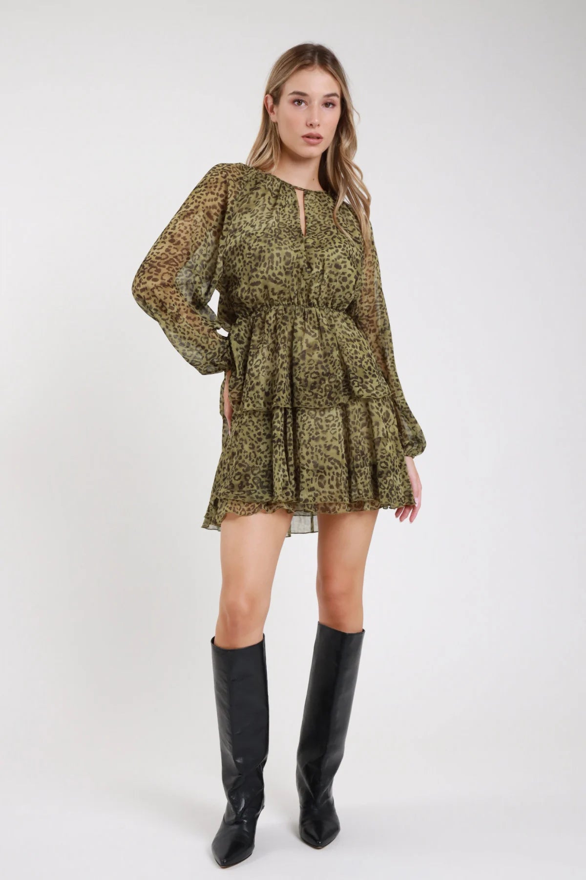 Abito corto animalier leopard verde militare chiffon - modella vista frontale intera con stivali neri al ginocchio mani sui fianchi