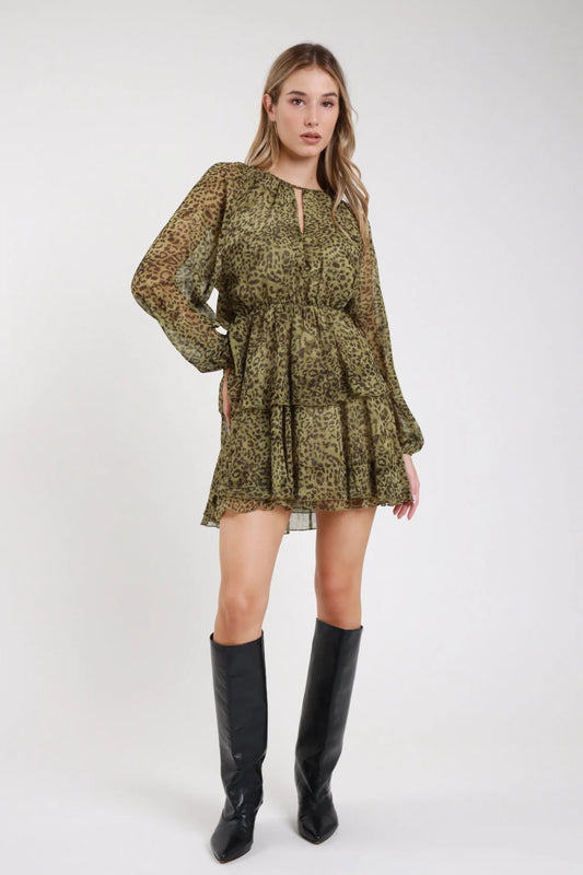 Abito corto animalier leopard verde militare chiffon - modella vista frontale intera con stivali neri al ginocchio mani sui fianchi