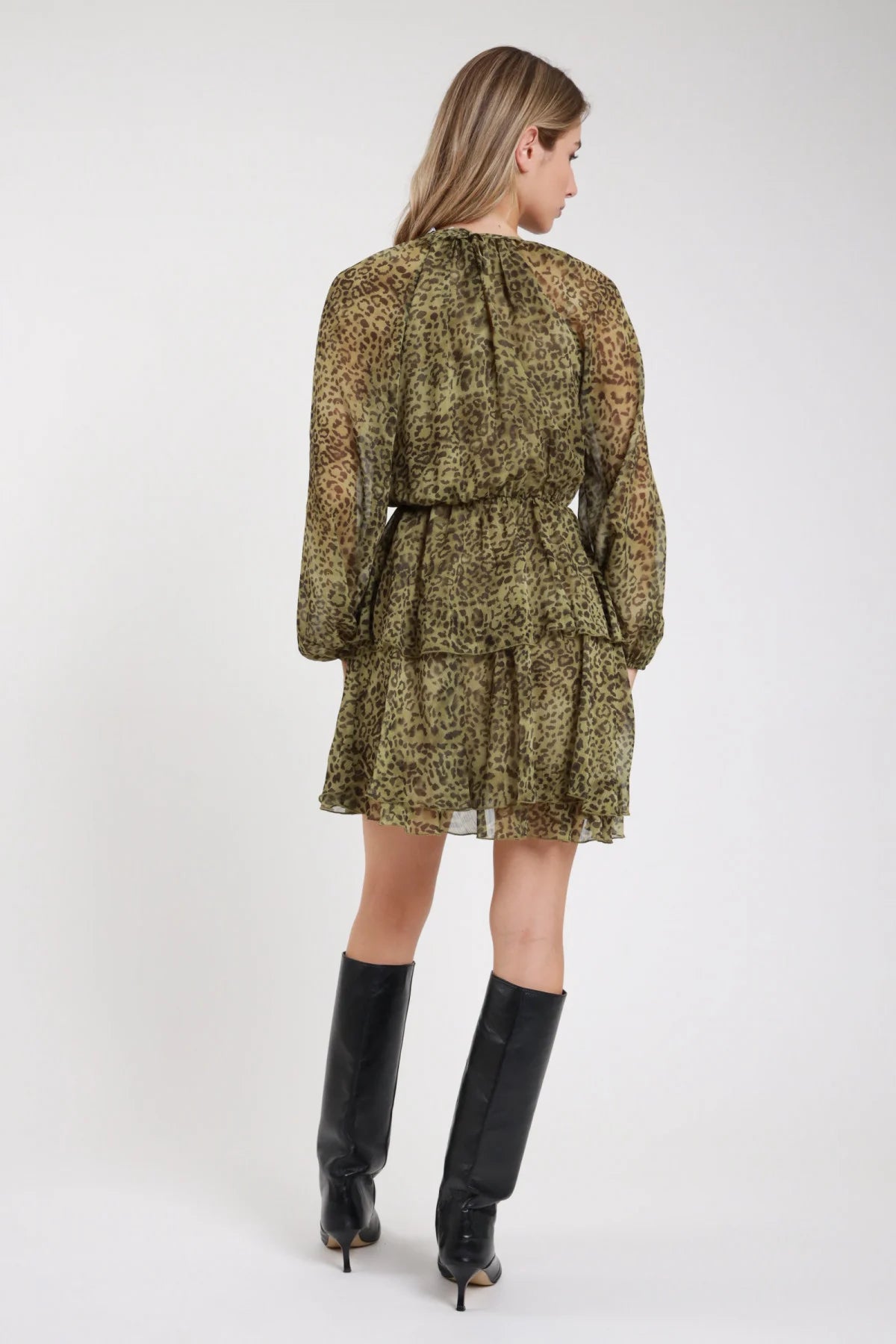 Abito corto leopard chiffon verde khaki - modella vista posteriore intera dettaglio laccetto collo e gonna balze con stivali neri