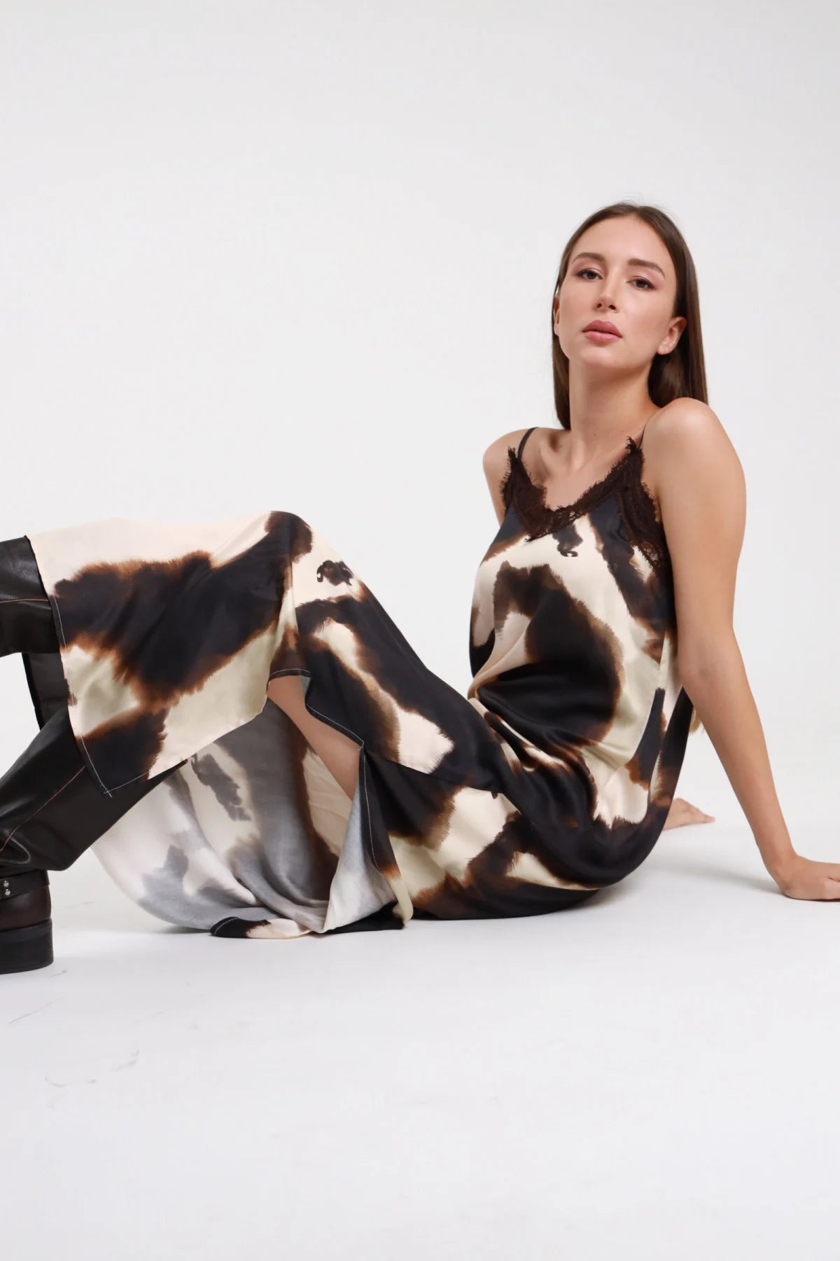 Slip dress lungo cow print satinato - scatto lifestyle