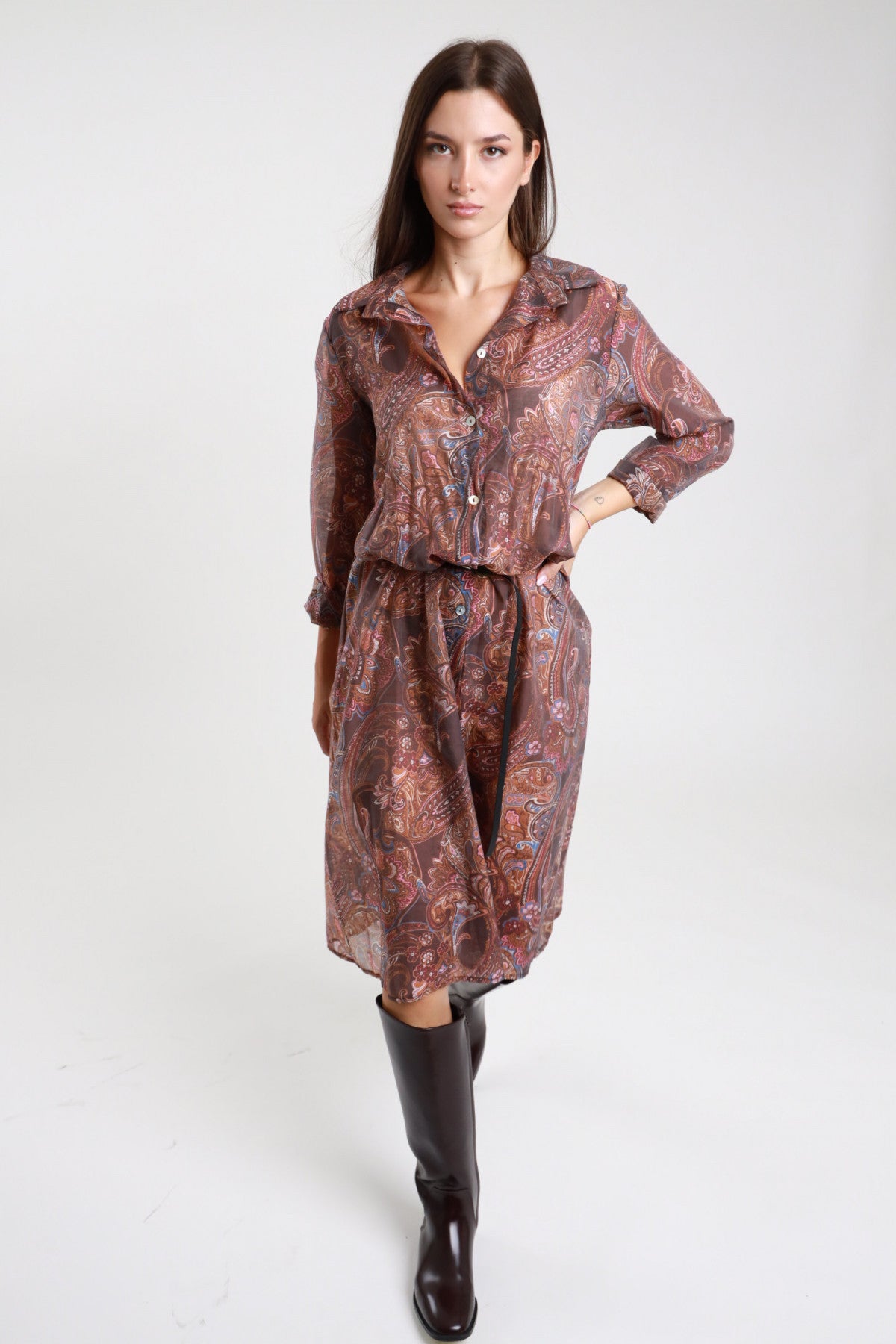 Chemisier fantasia paisley marrone terracotta donna Susy Mix – vista frontale con cintura e stivali alti neri