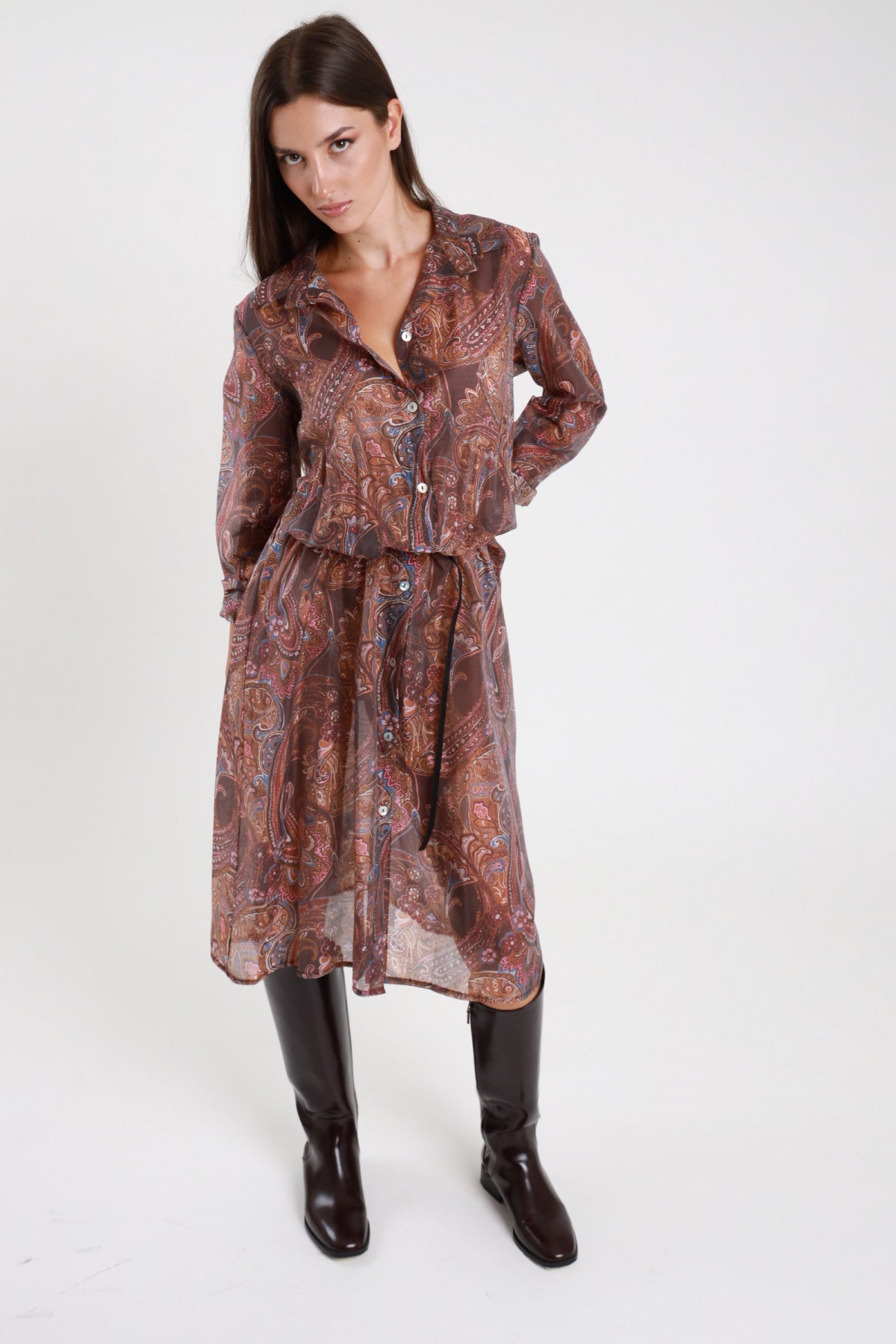 Chemisier fantasia paisley marrone terracotta donna Susy Mix – vista frontale con cintura annodata e stivali alti