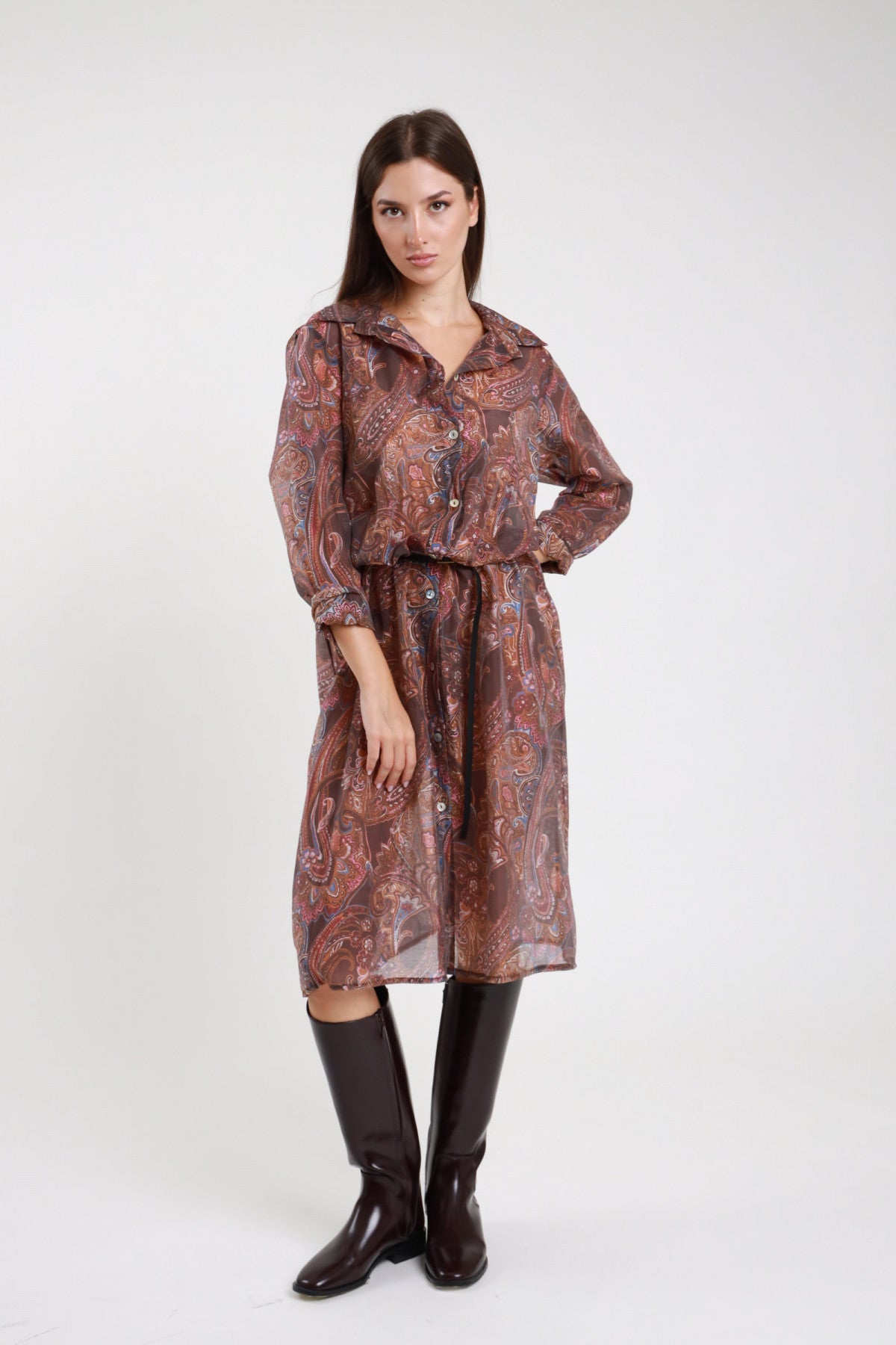 Chemisier fantasia paisley marrone terracotta donna Susy Mix – vista frontale senza cintura con stivali alti neri