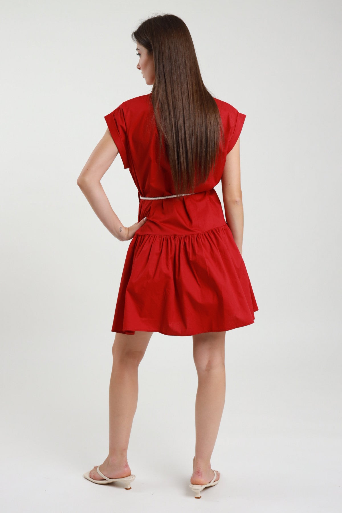 Mini abito balza rosso con cintura – vista posteriore