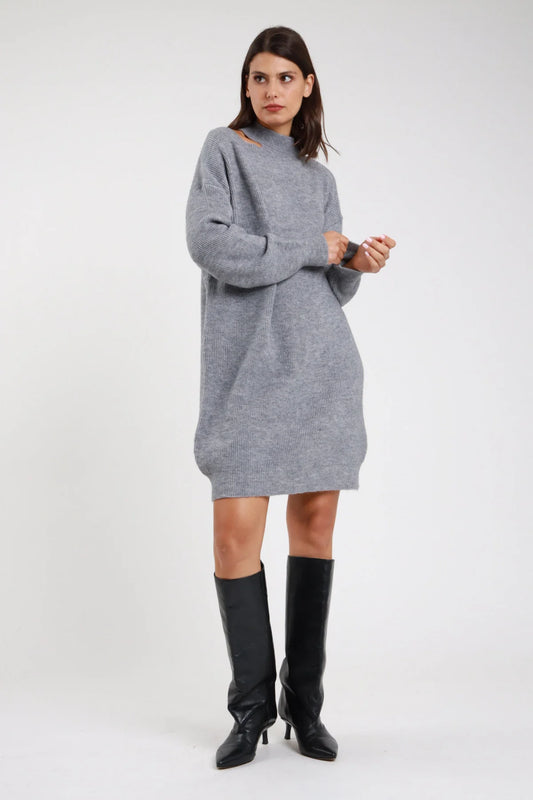 Abito maglia cut-out grigio melanges acciaio frontale intera mani corpo collo alto mock neck cut-out asimmetrico spalla off-shoulder manica batwing dropped shoulder polsino coste corpo oversize mini orlo coste stivali neri tacco - modella frontale intera mani corpo sguardo laterale alto stivali neri tacco capelli castani lisci sfondo bianco