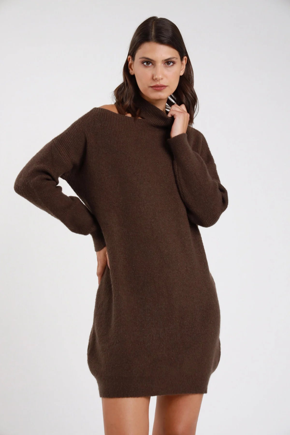 Abito maglia cut-out nero frontale busto cut-out asimmetrico spalla off-shoulder collo alto mock neck rollato manica batwing dropped shoulder lavorazione coste rib-knit corpo oversize mini - modella frontale busto sguardo laterale basso capelli castani lisci sfondo bianco