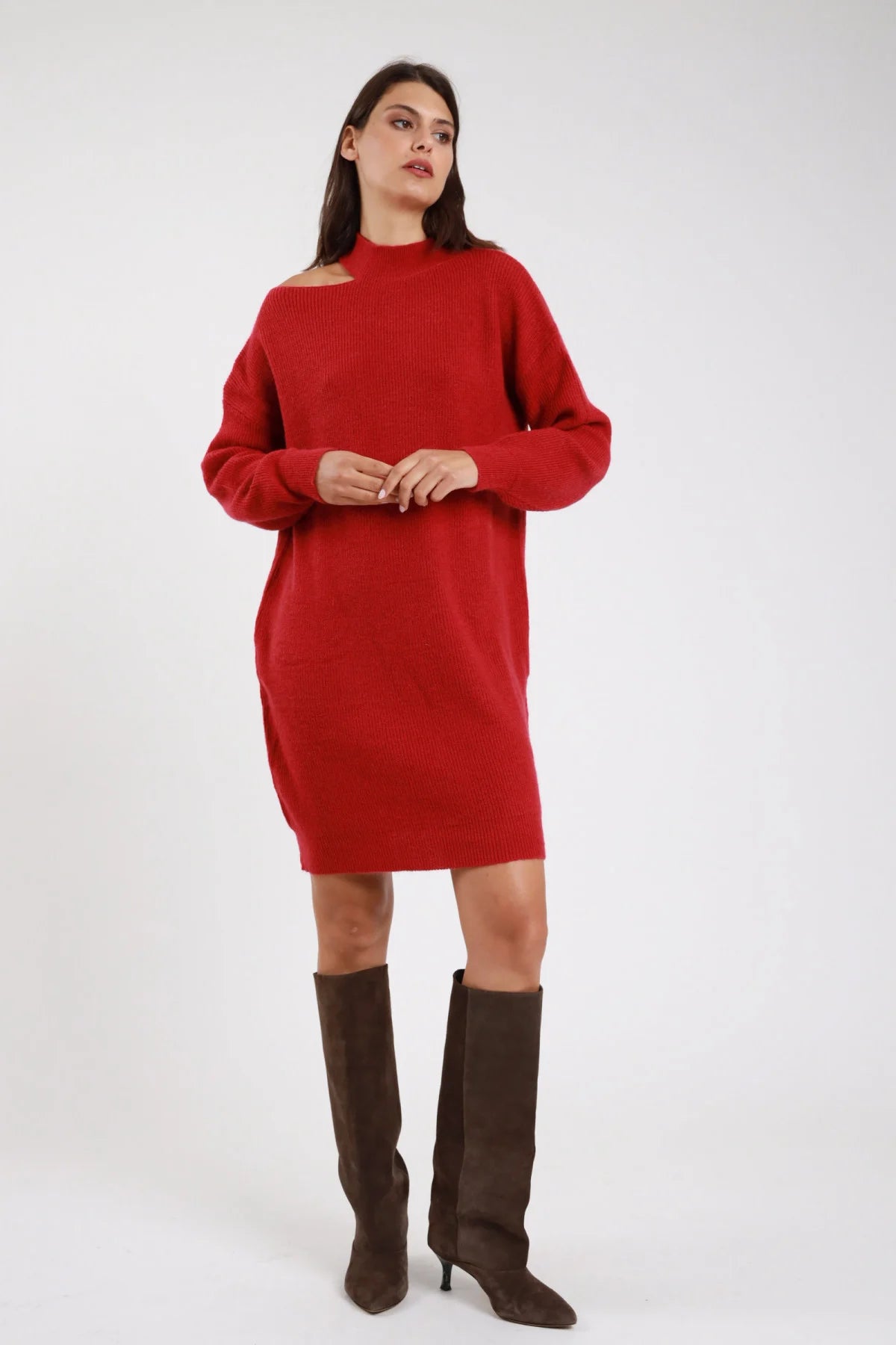 Abito maglia cut-out cioccolato moro cacao retro tre quarti collo alto mock neck rollato cut-out asimmetrico spalla manica batwing dropped shoulder polsino coste corpo oversize orlo coste mini - modella retro tre quarti sguardo basso capelli castani mossi sfondo bianco