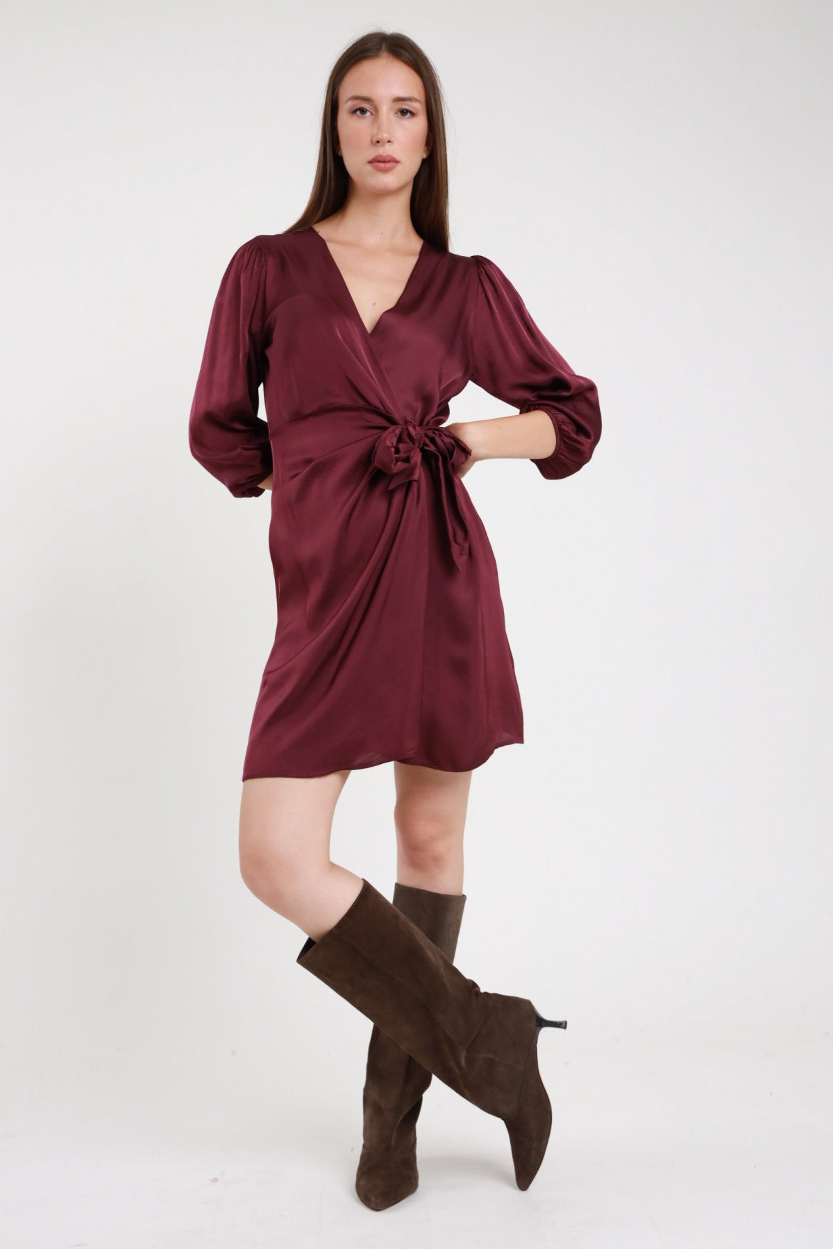 Abito incrociato portafoglio bordeaux donna Susy Mix – scollo a V nodo laterale vista frontale con stivali alti
