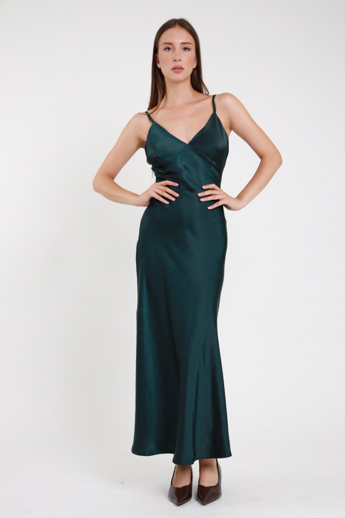 Abito lungo raso verde oliva donna Susy Mix – slip dress vista frontale con stivali