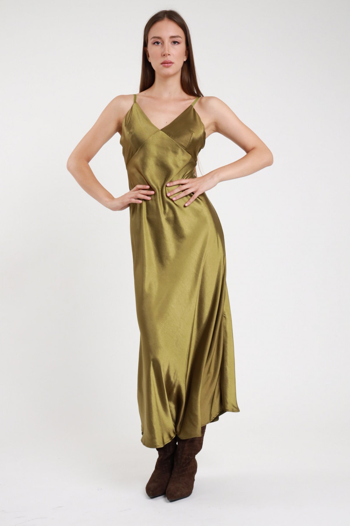 Abito lungo raso verde oliva donna Susy Mix – vista posteriore spacco laterale