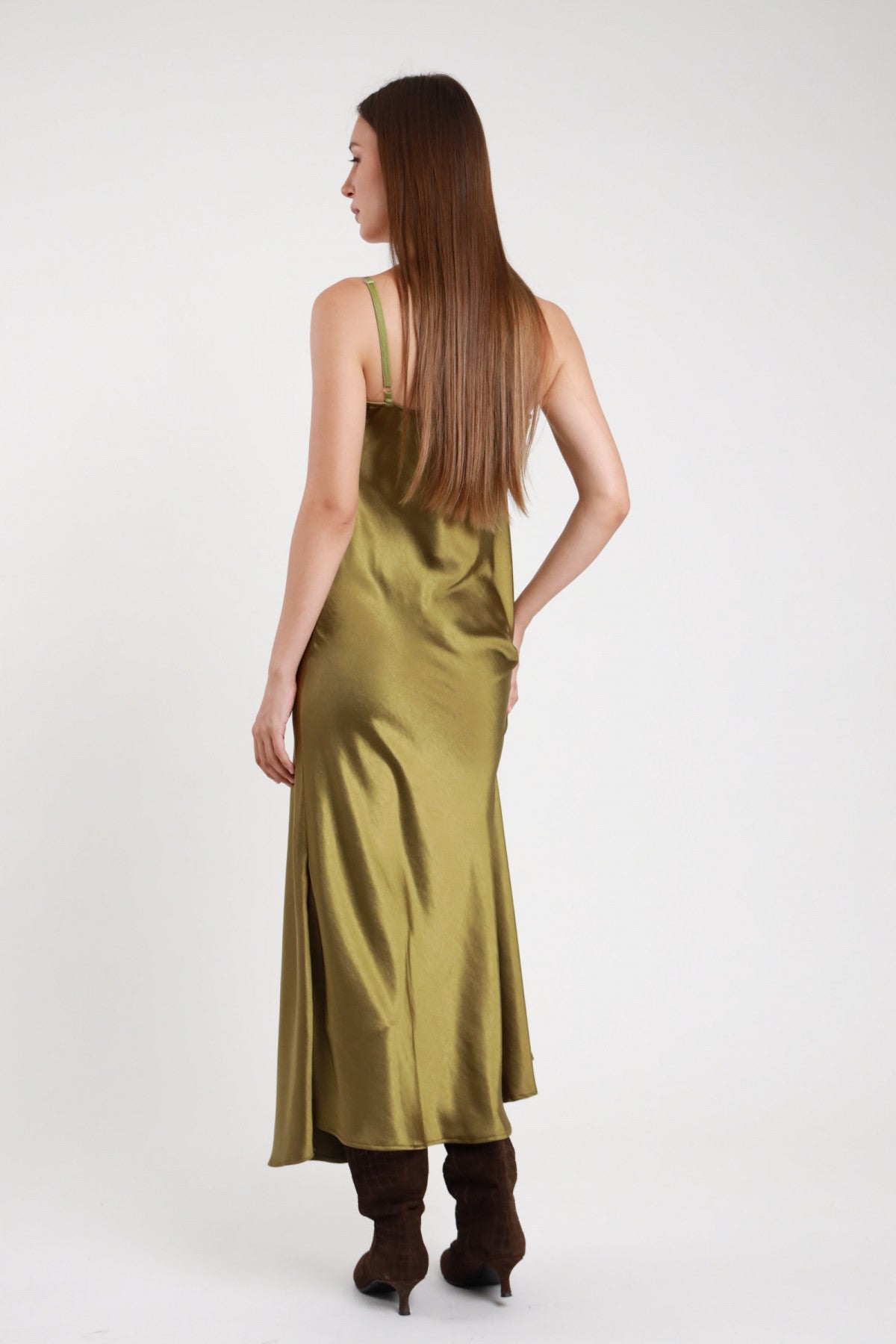 Abito lungo raso verde oliva donna Susy Mix – dettaglio spalline e schiena