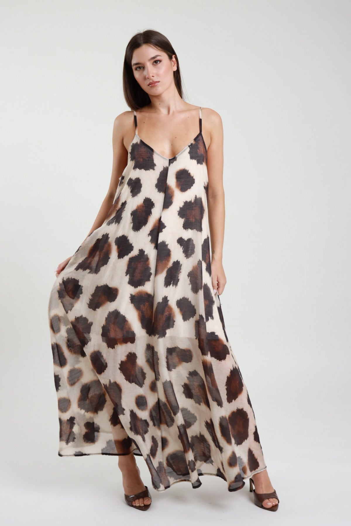 Abito lungo animalier Susy Mix – vista frontale con scollo a V profondo e stampa leopardata beige e marrone