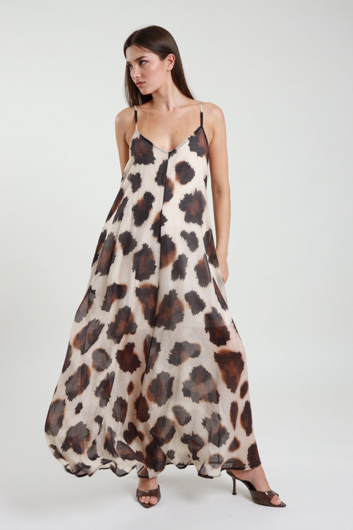 Abito lungo animalier Susy Mix – vista laterale con gonna ampia e fluida a stampa leopardata