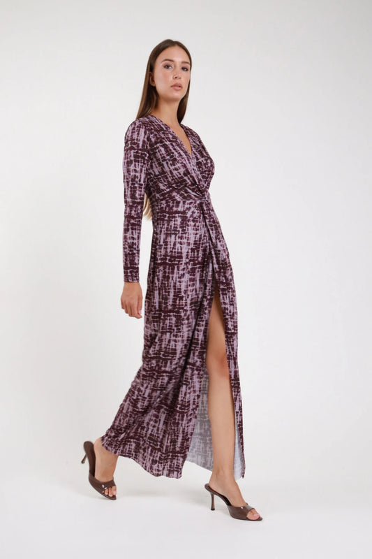 Abito lungo nodo scollo V jersey bordeaux lilla prugna tie-dye spacco frontale - modella laterale intera in movimento sguardo laterale sandali marroni capelli castani lisci