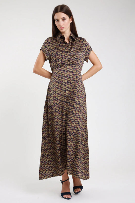 Abito lungo fantasia geometrica retro anni 70 cachi marrone viola donna viscosa satinata colletto classico bottoni vita smock maniche corte risvolto tasche svasato maxi - vista frontale intera mani dietro la schiena con sandali tacco neri