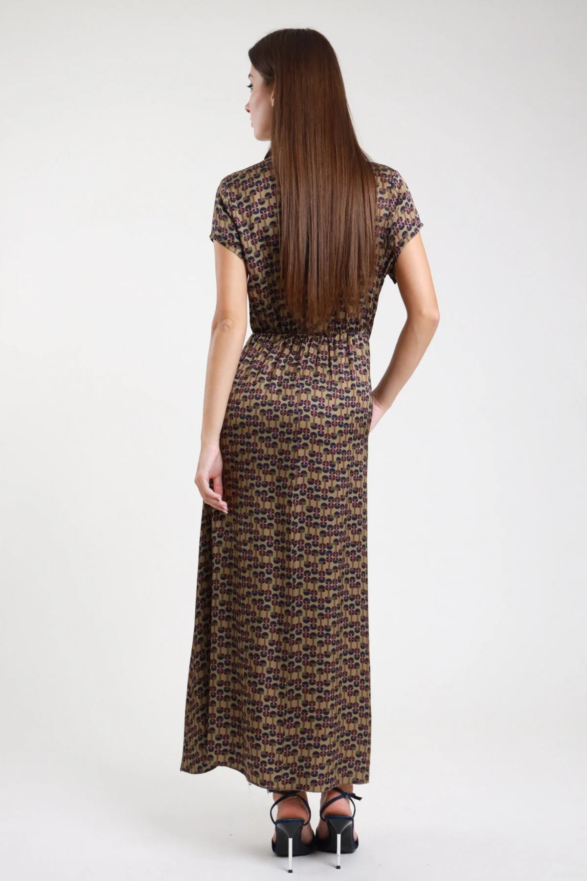 Abito lungo fantasia geometrica retro cachi marrone viola donna viscosa satinata vita smock elastico retro taglio svasato full skirt maxi lunghezza caviglia - vista posteriore intera con sandali tacco neri
