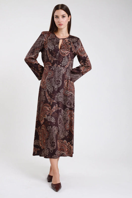 Abito lungo fantasia paisley marrone bordeaux maniche campana - modella vista frontale intera con mules