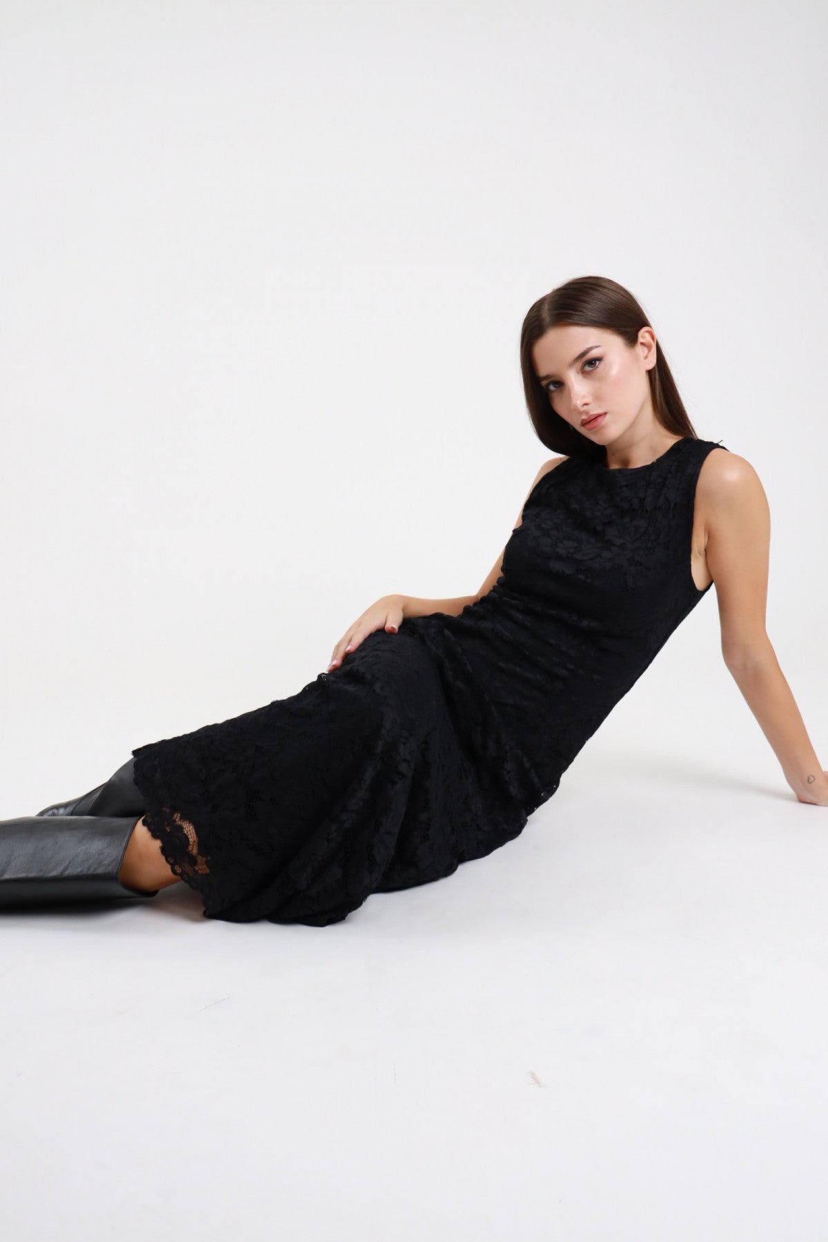 Abito lungo pizzo nero senza maniche - modella seduta vista frontale