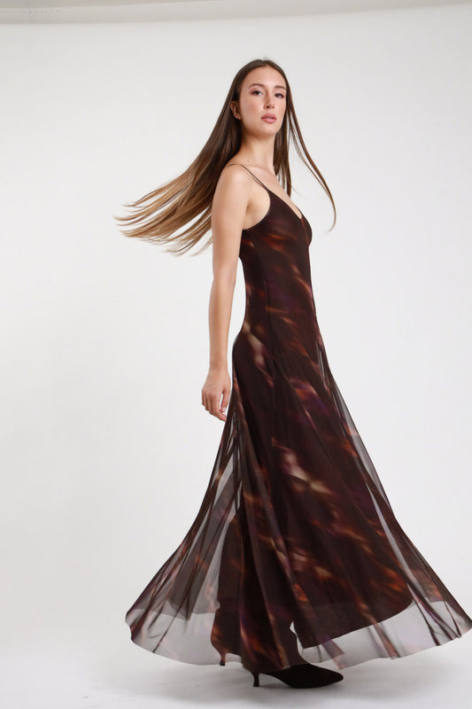 Abito lungo tulle stampa astratta marrone bordeaux donna Susy Mix Pre-Fall - posa dinamica laterale