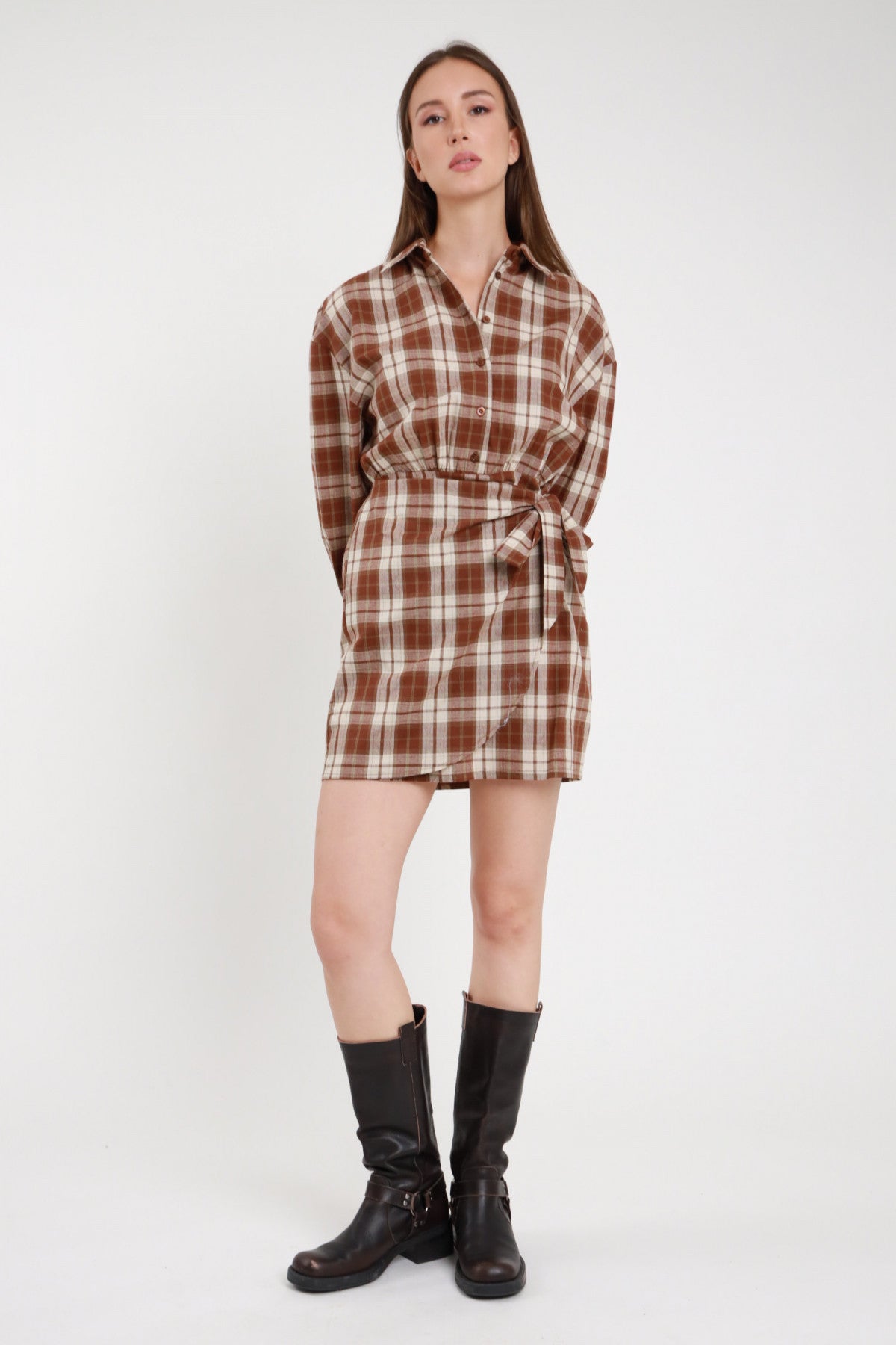 Mini abito camicia check tartan marrone con nodo laterale e stivali - vista frontale
